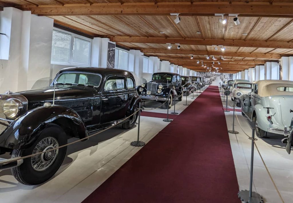 Voitures anciennes au musée TMS