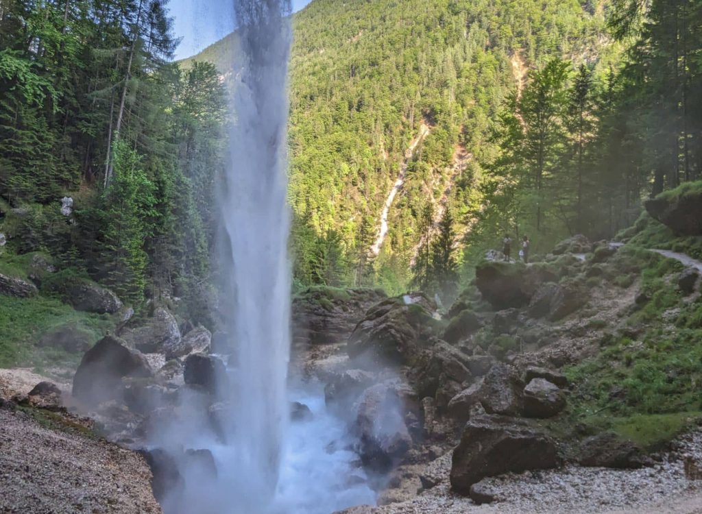 Hinter dem Peričnik-Wasserfall
