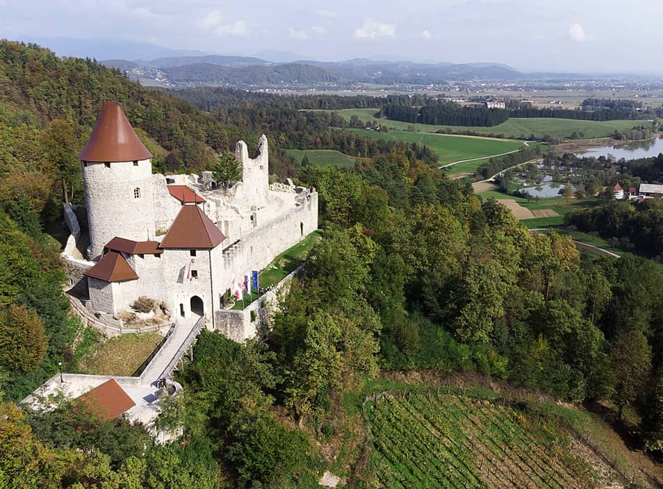 Château de Žovnek sur les coteaux près de Braslovce