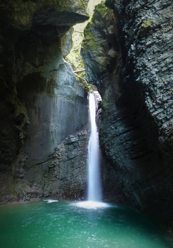 Kozjak Wasserfall in Höhle