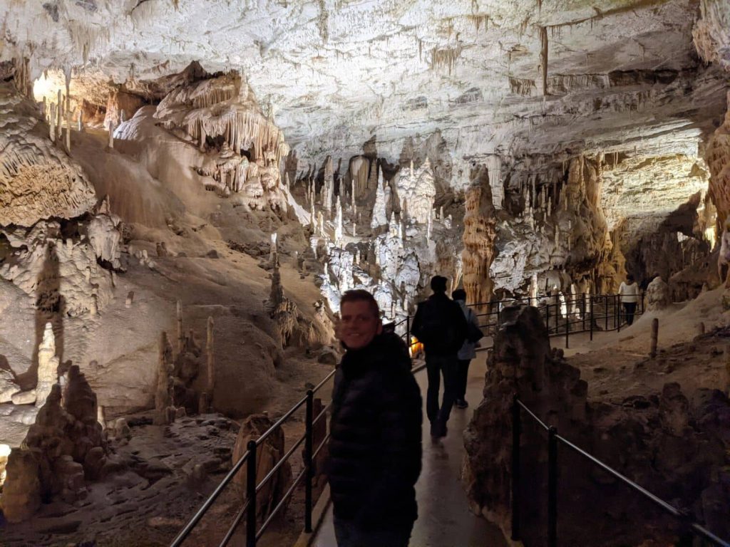 Stalactites sur le parcours des grottes de Postojna