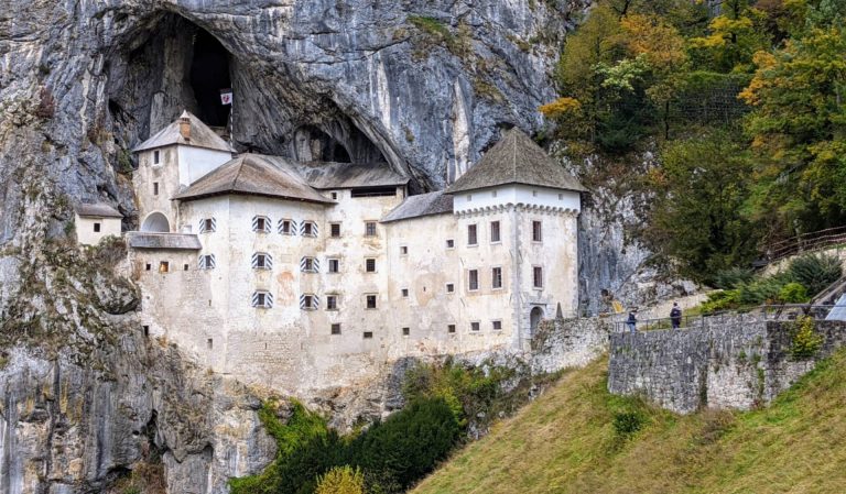 Kasteel in een Rotswand, Predjama