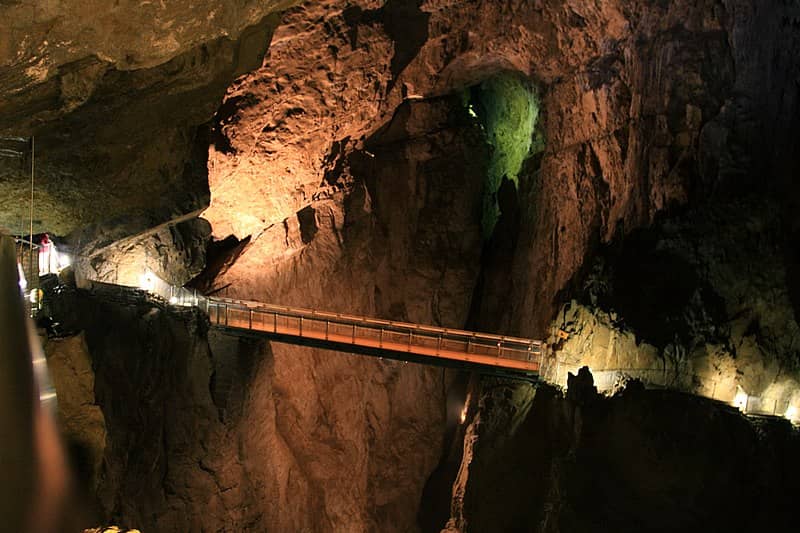 brücke in den Škocjan-höhlen