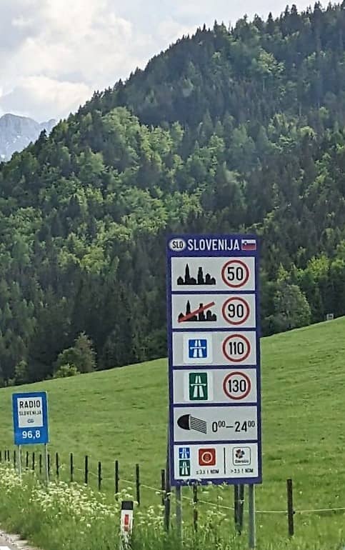 Panneau avec vitesse maximale en Slovénie