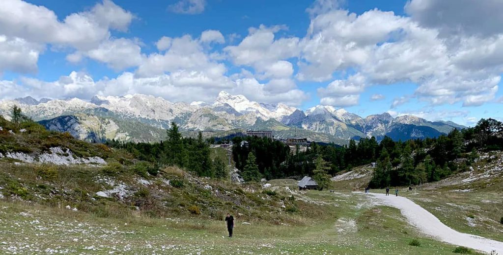 Hike door de alpenweide op berg Vogel