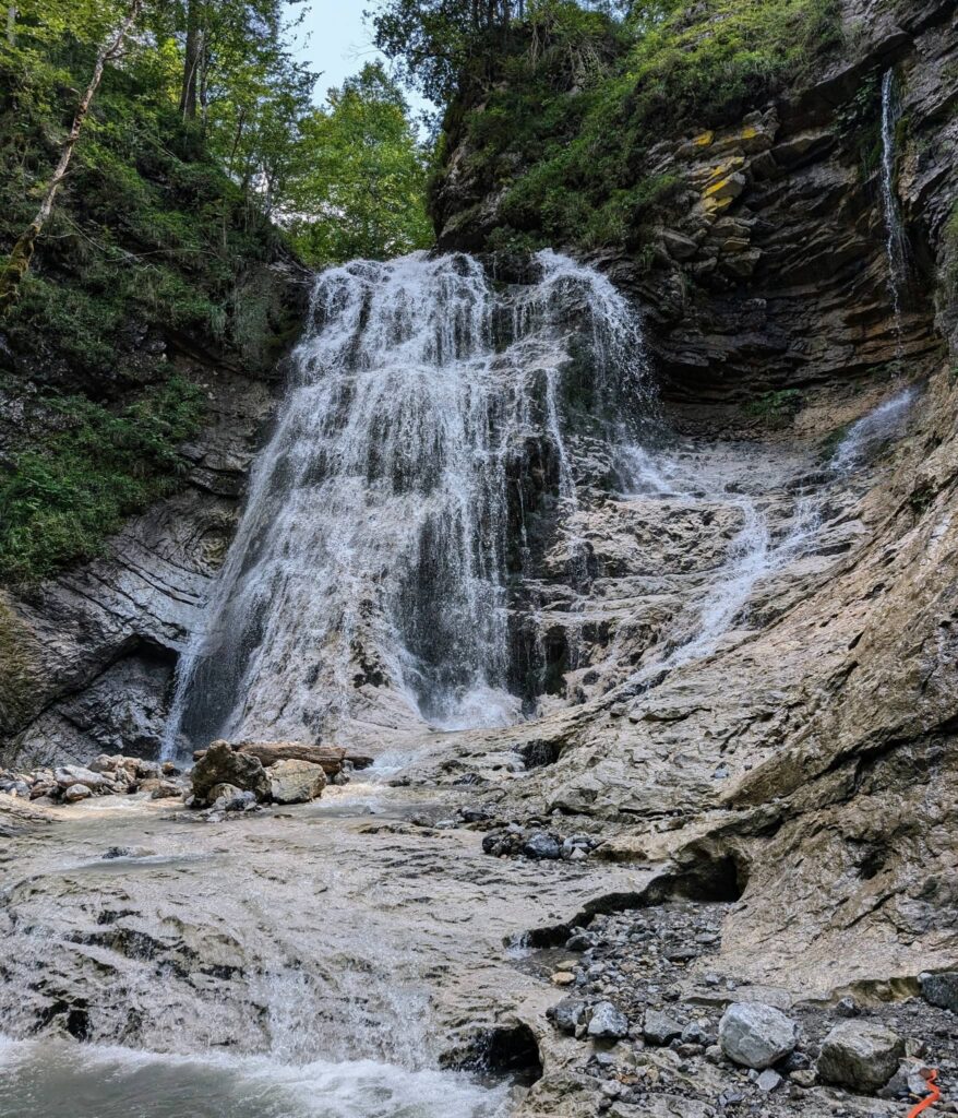 Beeindruckende Schlucht und Felsen der Dovzan schlucht