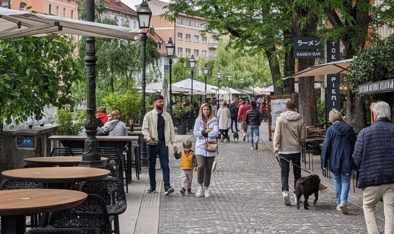 Terrassen langs de rivier in Ljubljana centrum